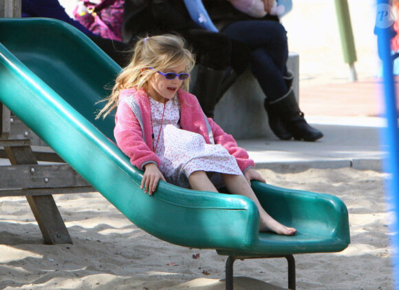 Jennifer Garner, enceinte : Violet s'amuse comme une folle lors  d'un après-midi dans un parc de Santa Monicale 4 décembre 2011
