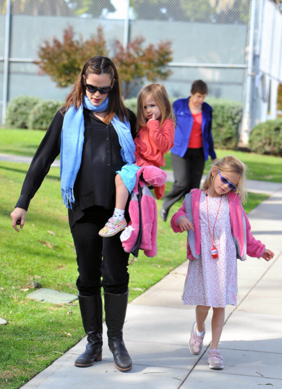 Jennifer Garner, enceinte, profite de ses filles Violet et Seraphina passent l'après-midi dans un parc de Santa Monicale 4 décembre 2011