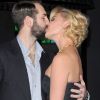 Katherine Heigl et son éopux Josh Kelley dans un élan d'amour à la hollywoodienne ! Et ce n'est pas du cinéma ! Lors de la première de Happy New Year à Los Angeles le 5 décembre 2011