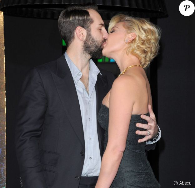 Katherine Heigl et son éopux Josh Kelley dans un élan d'amour à la hollywoodienne ! Et ce n'est pas du cinéma ! Lors de la première de Happy New Year à Los Angeles le 5 décembre 2011