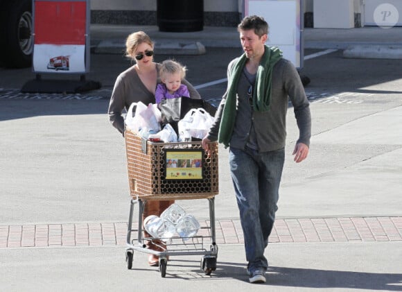Amy Adams, son mari Darren Le Gallo et leur fille Aviana font leurs courses à Los Angeles, le 27 novembre 2011.