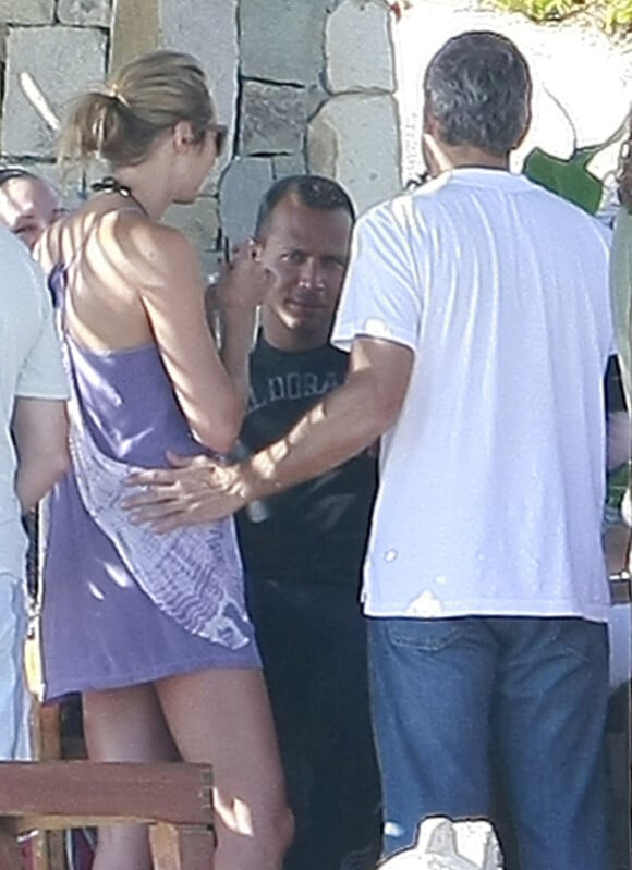 George Clooney continue son week-end de Thanksgiving avec sa petite amie Stacy Keibler au Mexique à la fin du mois de novembre 2011
