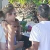 George Clooney et sa belle Stacy Keibler discutent avec leur ami A-Rod durant leur week-end de Thanksgiving au Mexique à la fin du mois de novembre 2011