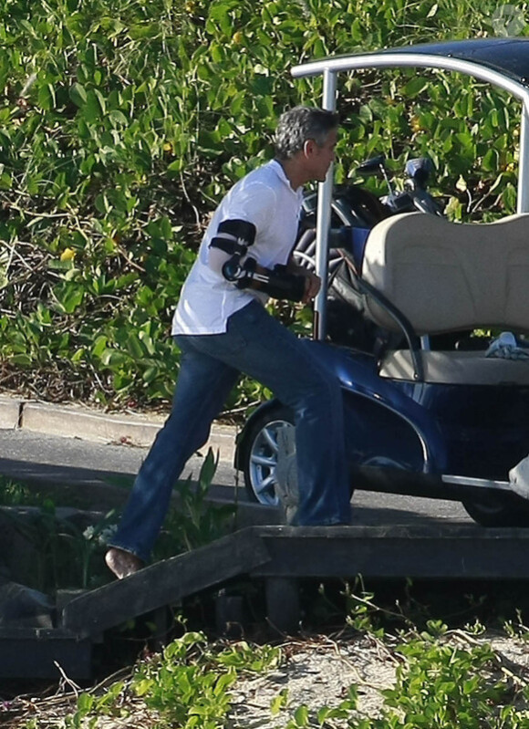 George Clooney, un peu handicapé, alors qu'il continue son week-end de Thanksgiving avec sa petite amie Stacy Keibler au Mexique à la fin du mois de novembre 2011