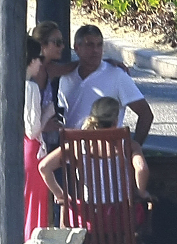 George Clooney profite de sa belle Stacy Keibler lors de leur week-end de Thanksgiving au Mexique à la fin du mois de novembre 2011