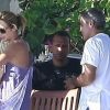 George Clooney et sa belle Stacy Keibler discutent avec leur ami A-Rod durant leur week-end de Thanksgiving au Mexique à la fin du mois de novembre 2011