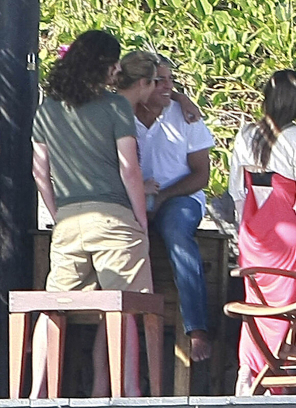 George Clooney semble plus heureux que jamais aux côtés de sa belle Stacy Keibler lors de leur week-end de Thanksgiving au Mexique à la fin du mois de novembre 2011