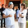 Marie Gillain et le Docteur Omar Berbich au service ophtalmologique d'un hôpital de Marrakech. Le 8 décembre 2011