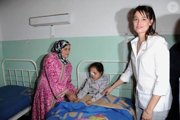 Marie Gillain visite le service ophtalmologique d'un hôpital de Marrakech, en marge du festival international du film.  Elle va à la rencontre d'enfants hospitalisés. Le 8 décembre 2011