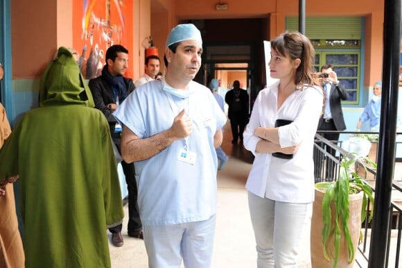 Marie Gillain et le Docteur Omar Berbich au service ophtalmologique d'un hôpital de Marrakech. Le 8 décembre 2011
