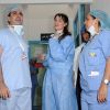 Marie Gillain visite le service ophtalmologique d'un hôpital de Marrakech, en marge du festival international du film. Mélita Toscan du Plantier est à ses côtés. Le 8 décembre 2011