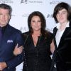 Pierce Brosnan avec sa femme Shaye Smith et leur fils Dylan, à Los Angeles, le 8 décembre 2011.