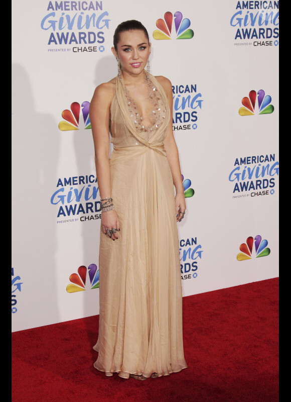 Miley Cyrus assiste à la soirée American Giving Awards, le samedi 10 décembre 2011 à Los Angeles.