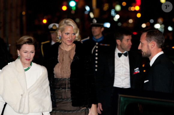 La reine Sonja, la princesse Mette-Marit et le prince Haakon lors de la remise des prix Nobel de la Paix à Oslo en Norvège le 10 décembre 2011
