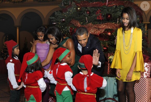 Le président Obama lance un High Five à un lutin à Washington, le 11 décembre 2011.