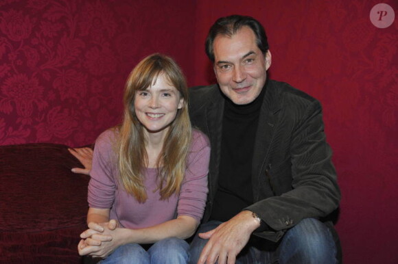 Isabelle Carré et Samuel Labarthe complices et souriants lors de la conférence de presse de la pièce Pensées Secrètes, jouée au Théâtre Montparnasse dès le 19 janvier 2011.