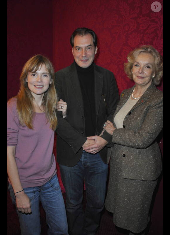 Isabelle Carré et Samuel Labarthe posent avec le metteur en scène Christophe Lidon et Myriam Feune de Colombi, pour la conférence de presse de la pièce Pensées Secrètes, jouée au Théâtre Montparnasse dès le 19 janvier 2011.