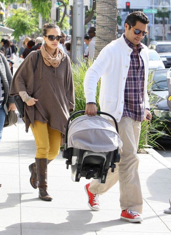 Jessica Alba en famille dans les rues de L.A. Décembre 2011