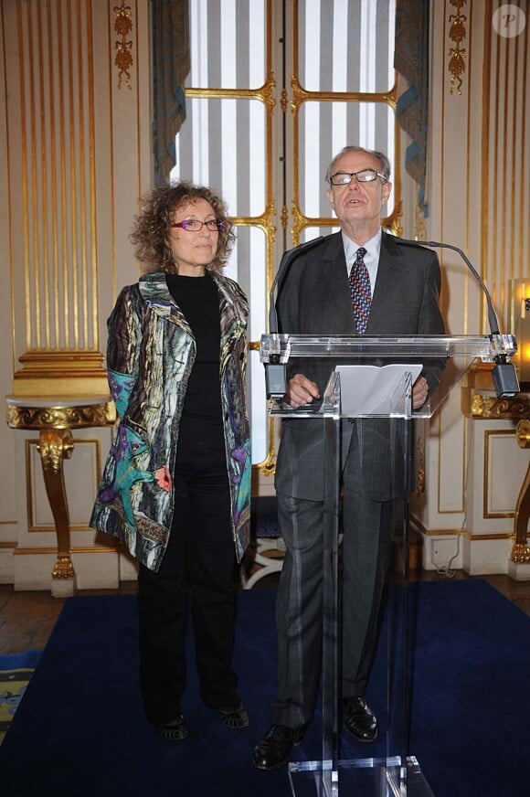 Mireille Dumas reçoit, des mains de Frédéric Mitterrand, les insignes de chevalier de la Légion d'honneur. à Paris, le 12 décembre 2011.