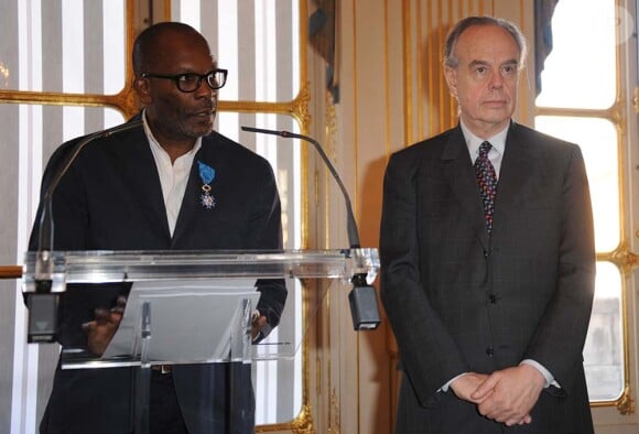 Alex Descas reçoit, des mains de Frédéric Mitterrand, les insignes de chevalier de l'ordre national du Mérite. à Paris, le 12 décembre 2011.