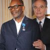 Alex Descas reçoit, des mains de Frédéric Mitterrand, les insignes de chevalier de l'ordre national du Mérite. à Paris, le 12 décembre 2011.