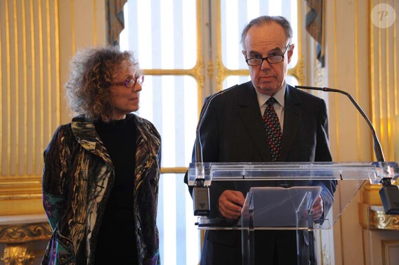 Mireille Dumas reçoit, des mains de Frédéric Mitterrand, les insignes de chevalier de la Légion d'honneur. à Paris, le 12 décembre 2011.