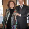 Mireille Dumas reçoit, des mains de Frédéric Mitterrand, les insignes de chevalier de la Légion d'honneur. à Paris, le 12 décembre 2011.