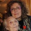 Mireille Dumas reçoit, des mains de Frédéric Mitterrand, les insignes de chevalier de la Légion d'honneur. à Paris, le 12 décembre 2011.