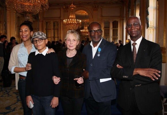 Alex Descas pose entouré de son père, de la réalisatrice Claire Denis, et de ses enfants, à Paris, le 12 décembre 2011.
