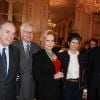 Sylvie Vartan, entourée de Frédéric Mitterrand et Valérie-Anne Giscard d'Estain, est honorée par la République, au ministère de la Culture, le 14 décembre 2011.