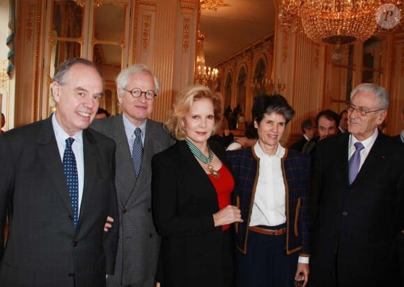 Sylvie Vartan, entourée de Frédéric Mitterrand et Valérie-Anne Giscard d'Estain, est honorée par la République, au ministère de la Culture, le 14 décembre 2011.