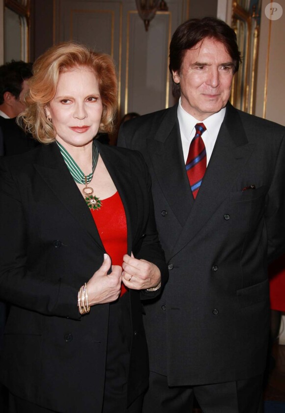 Sylvie Vartan honorée par la République, au ministère de la Culture, le 14 décembre 2011. Ici avec son mari Tony Scotti. 
