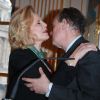 Sylvie Vartan reçoit le collier de commandeur de l'ordre des Arts et des Lettres des mains du ministre de la Culture Frédéric Mitterrand, à Paris le 14 décembre 2011.