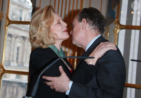 Sylvie Vartan reçoit le collier de commandeur de l'ordre des Arts et des Lettres des mains du ministre de la Culture Frédéric Mitterrand, à Paris le 14 décembre 2011.