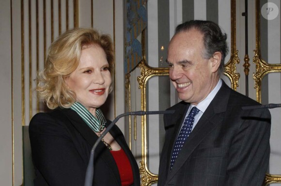 Sylvie Vartan reçoit le collier de commandeur de l'ordre des Arts et des  Lettres des mains du ministre de la Culture Frédéric Mitterrand, à  Paris le 14 décembre 2011.