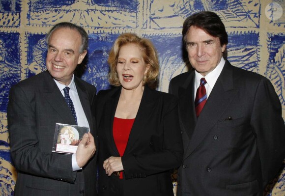 Sylvie Vartan entourée de Frédéric Mitterrand et de son mari Tony Scotti, à  Paris le 14 décembre 2011.