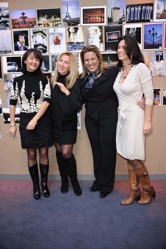Lara Fabian, Adeline Blondieu, Anne Jousse, directrice générale du groupe hôtelier Bessé Signature, et Jennifer Boccara, directrice de l'hôtel de Sers, pour la remise du Prix de l'hôtel de Sers, à Paris, le 14 décembre 2011.