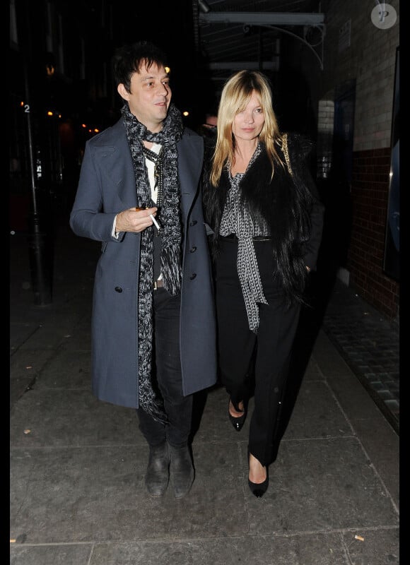Kate Moss dans son look sombre classique, s'est offert avec son mari Jamie Hince un diner en tête à tête. Londres, le 13 décembre 2011.