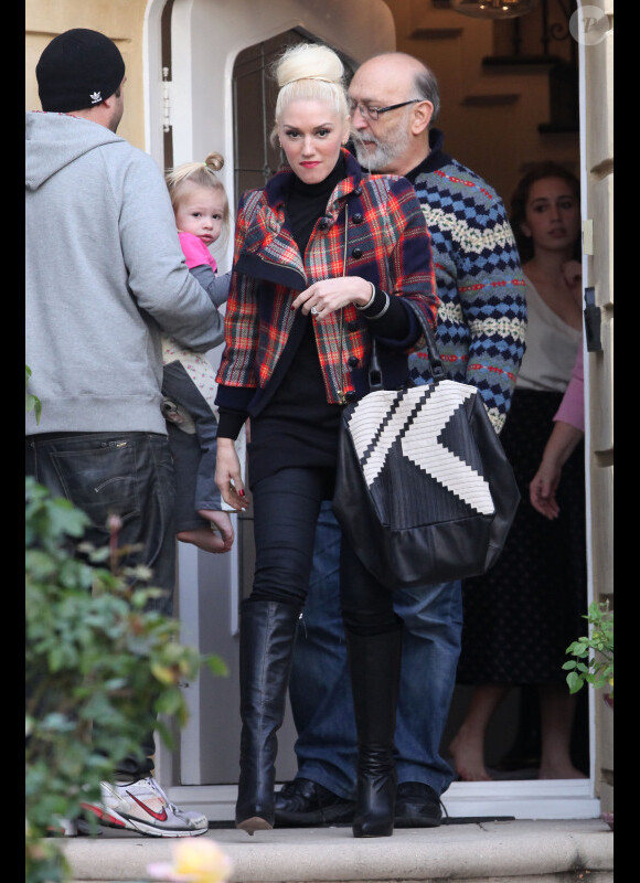 Gwen Stefani, stylée en tartan L.A.M.B à la sortie du domicile de ses parents. Los Angeles, le 11 décembre 2011.