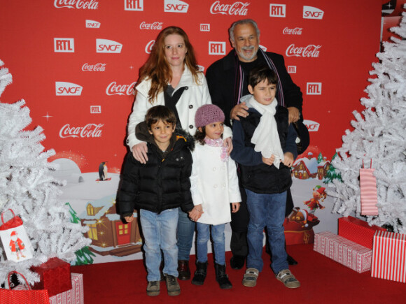Francis Perrin et sa famille lors d'une soirée au profit de l'association Petits  Princes et de  lancement du train rouge Coca Cola, le 15 décembre 2011, à  Paris