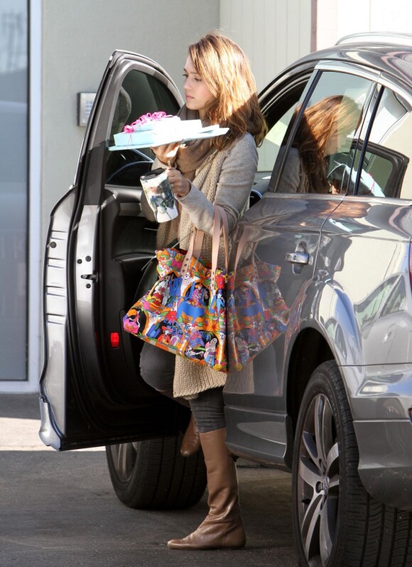 Jessica Alba et sa petite Honor, à Los Angeles, le vendredi 16 décembre 2011.