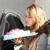 Jessica Alba accompagne sa petite Honor à une fête, le vendredi 16 décembre 2011. Elle arrive les bras chargés de cadeaux !