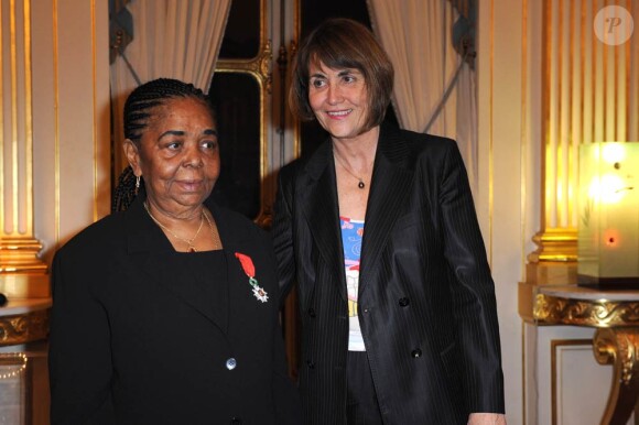 Cesaria Evora lors de sa remise de la légion d'honneur en 2009 par la ministre Christine Albanel.