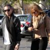 La lookée Jennifer Lopez fait du shopping dans une bijouterie avec son compagnon Casper Smart à Calabasas en Californie le 18 décembre 2011