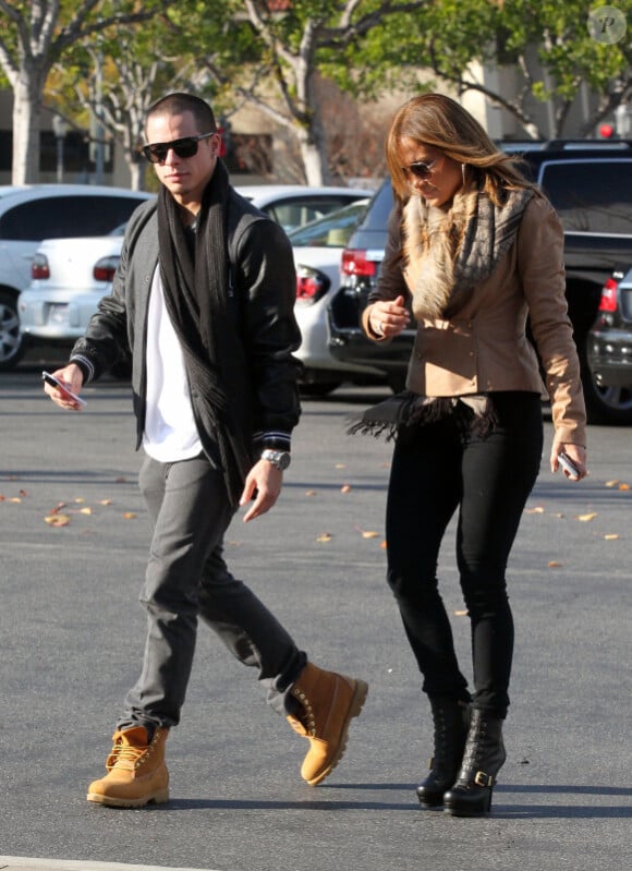 La lookée Jennifer Lopez fait du shopping dans une bijouterie avec son compagnon Casper Smart à Calabasas en Californie le 18 décembre 2011