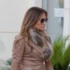 Jennifer Lopez, toujours aussi lookée, fait du shopping dans une bijouterie à Calabasas en Californie le 18 décembre 2011