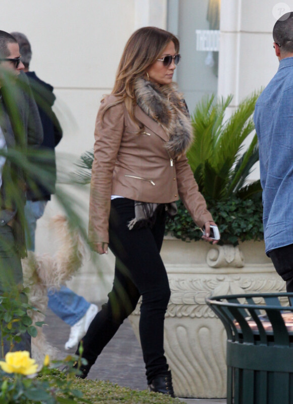 Jennifer Lopez, toujours aussi lookée, fait du shopping dans une bijouterie à Calabasas en Californie le 18 décembre 2011