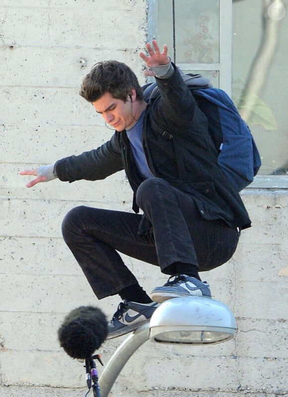 Andrew Garfield dans les airs sur le tournage du film The Amazing Spider-Man à Los Angeles le 8 décembre 2011