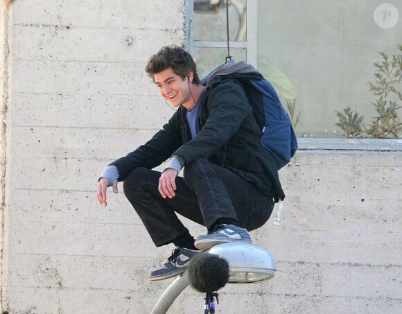 Andrew Garfield, décontracté, sur le tournage du film The Amazing Spider-Man à Los Angeles le 8 décembre 2011