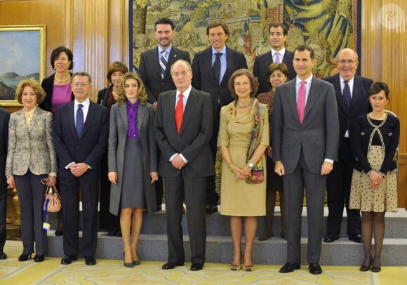 Le roi Juan Carlos, assisté de la reine Sofia, du prince Felipe et de la princesse Letizia d'Espagne, recevait en audience le Conseil du Patrimoine National, au palais de la Zarzuela, le 20 décembre 2011.